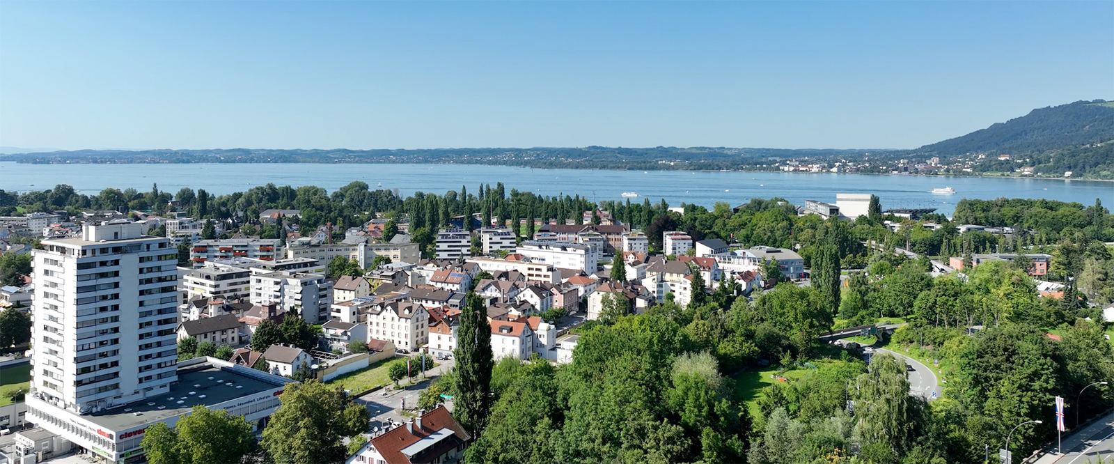 Blick über Bregenz auf den Bodensee